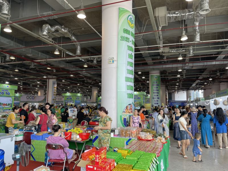 Đông đảo người dân địa phương và du khách tới mua sắm tại Hội chợ OCOP Quảng Ninh - Hè 2024.