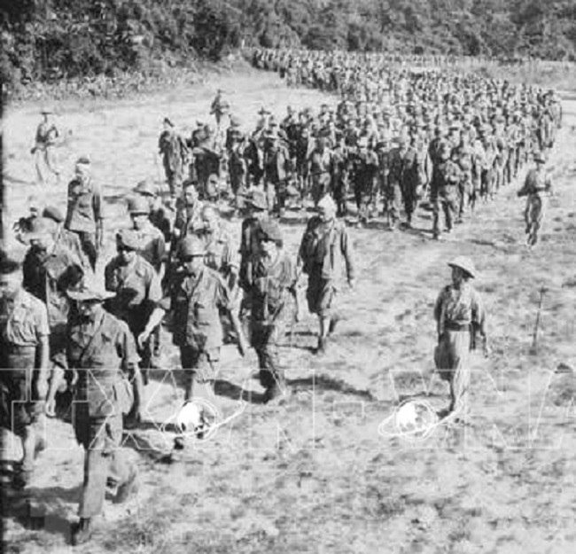 Tù binh Pháp ở Điện Biên Phủ được áp giải về tuyến sau. Ảnh: Tư liệu TTXVN