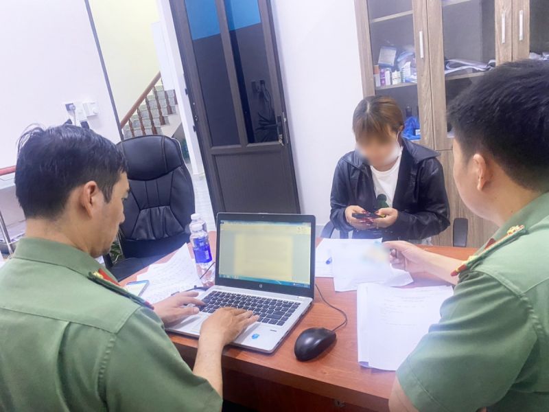 Bà N.Th làm việc với cơ quan công an (ảnh công an cung cấp)