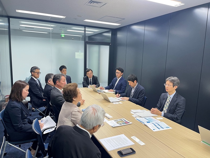 Ông Takashi Yanai và bà Nguyễn Thị Nga thảo luận cùng ông Hajime Wakuda tại Tokyo ngày 24/4/2024