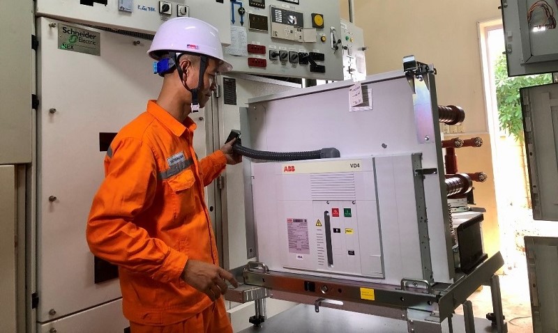 Công nhân Điện lực TP Thanh Hóa kiểm tra hiệu quả vận hành thiết bị điện tại trạm 110kV Núi Một - Trạm biến áp có vai trò quan trọng đảm bảo cung cấp điện khu vực trung tâm TP Thanh Hoá.
