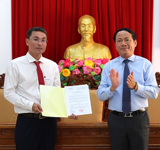 Ông Phạm Anh Tuấn (bên phải) trao quyết định phê chuẩn kết quả bầu chức vụ Chủ tịch UBND huyện Vĩnh Thạnh, nhiệm kỳ 2021 - 2026 đối với ông Tô Hiếu Trung. Ảnh: Tiến Sĩ