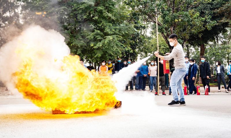 Công nhân Công ty may Bắc Giang tập huấn phòng chống cháy nổ.