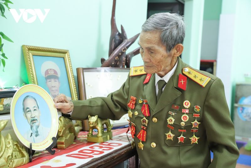 Bức ảnh Chủ tịch Hồ Chí Minh được cựu chiến binh Trần Trọng Tú đặt trang trọng, gợi nhắc ông về những ngày tháng vinh quang của người lính