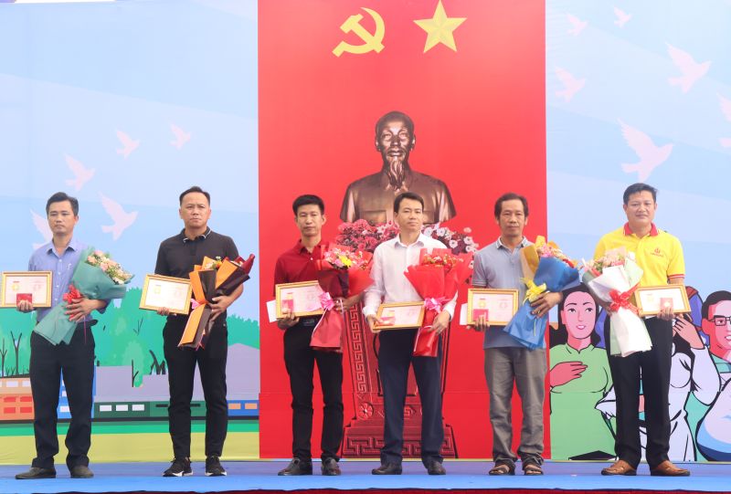 Biểu dương, khen thưởng điển hình tiên tiến về học tập và làm theo tư tưởng, đạo đức, phong cách Hồ Chí Minh