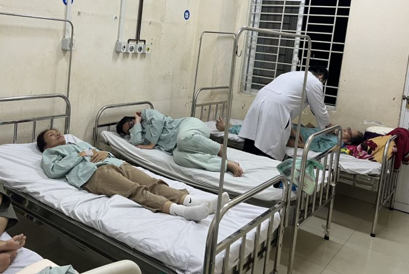 Bác sĩ Bệnh viện Đa khoa khu vực Long Khánh đang tiếp tục theo dõi chữa trị cho các bệnh nhân nghi bị ngộ độc thực phẩm