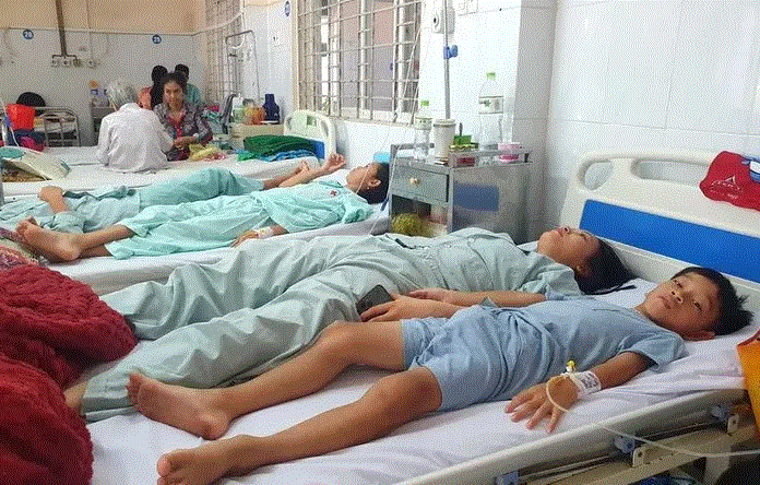 Nhiều bệnh nhân nghi ngộ độc đang được điều trị tại Bệnh viện đa khoa khu vực Long Khánh. Ảnh: Báo Nhân Dân
