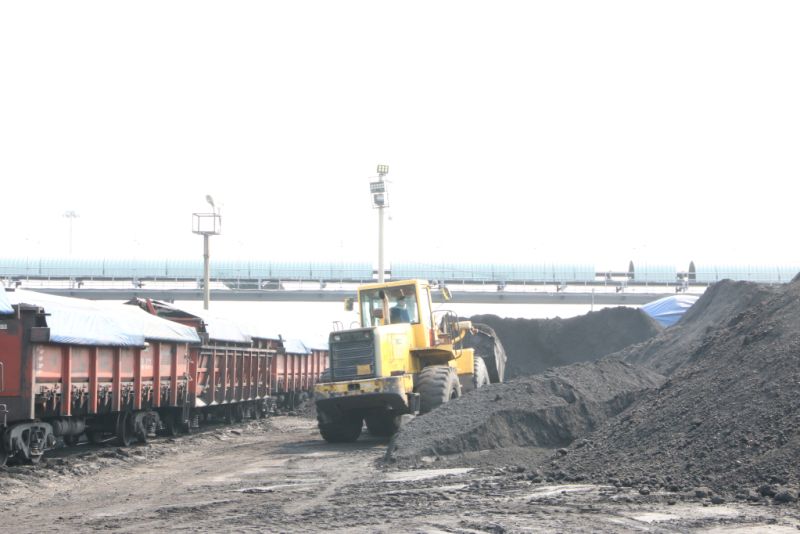 Hoạt động pha trộn, chế biến than tại Cảng Điền Công (TP Uông Bí).
