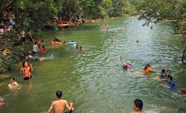Du khách tắm suối ở khu du lịch không phép ở xã Trường Xuân (Quảng Ninh)