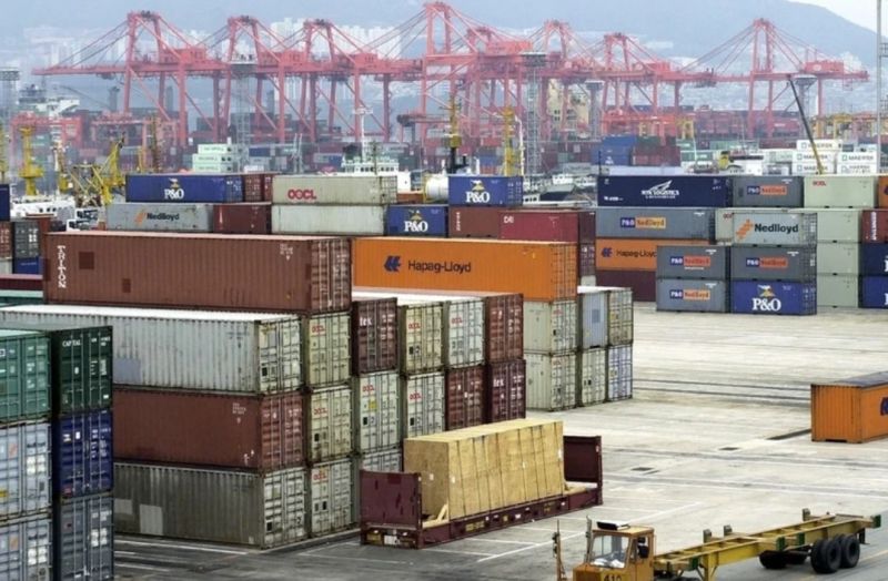 Container hàng hóa chờ bốc dỡ tại cảng Busan, Hàn Quốc. (Ảnh: AFP/TTXVN)