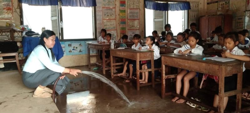 Bơm nước giảm nhiệt trong lớp học. Ảnh: Facebook cô giáo Sok Khom Bơm nước giảm nhiệt trong lớp học. Ảnh: Facebook cô giáo Sok Khom