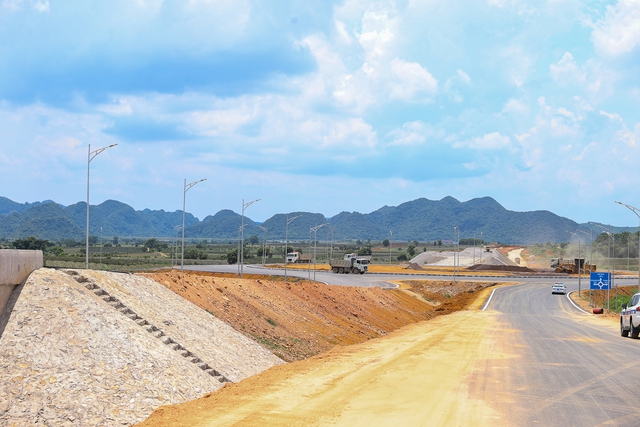 Tuyến đường Đông-Tây được tỉnh Ninh Bình xác định là công trình trọng tâm, phải hoàn thành sớm nhất để tạo động lực, bước đột phá trong phát triển kinh tế-xã hội của tỉnh