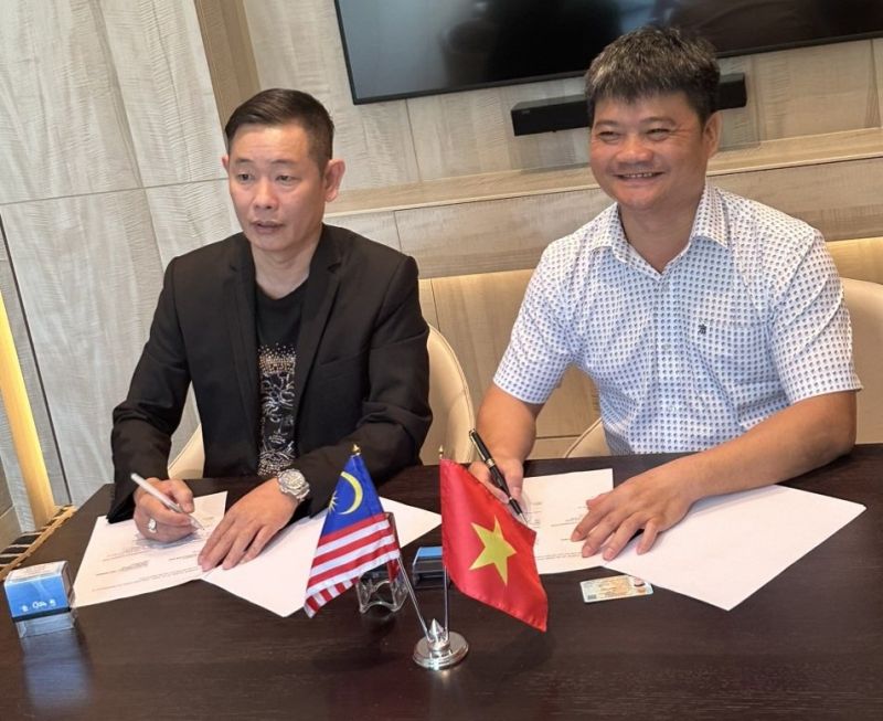 1. Ông Vũ Văn Tư (phải) sang Malaysia ký kết hợp đồng xuất khẩu với một doanh nghiệp nước bạn