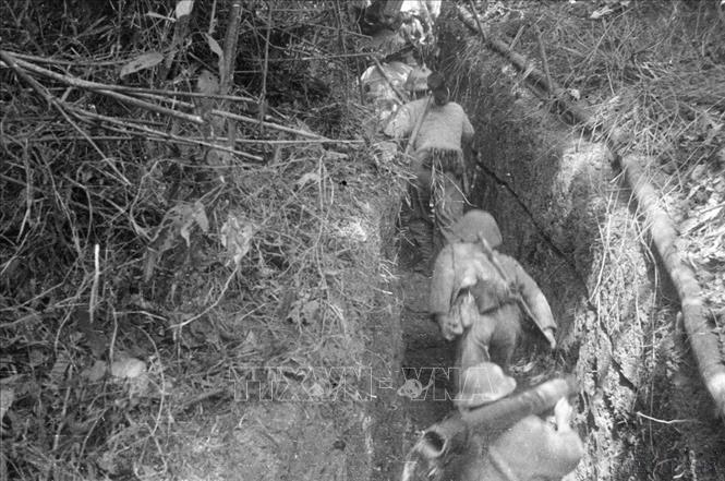 Lực lượng xung kích theo đường hào tiến sát các vị trí của địch trên đồi Him Lam và tiêu diệt cứ điểm quan trọng này ngay trong ngày mở màn chiến dịch 13/3/1954. Ảnh: TTXVN