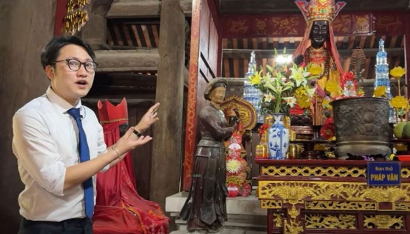 Hướng dẫn viên Ban Quản lý Di tích tỉnh trực tiếp giới thiệu di tích chùa Dâu.