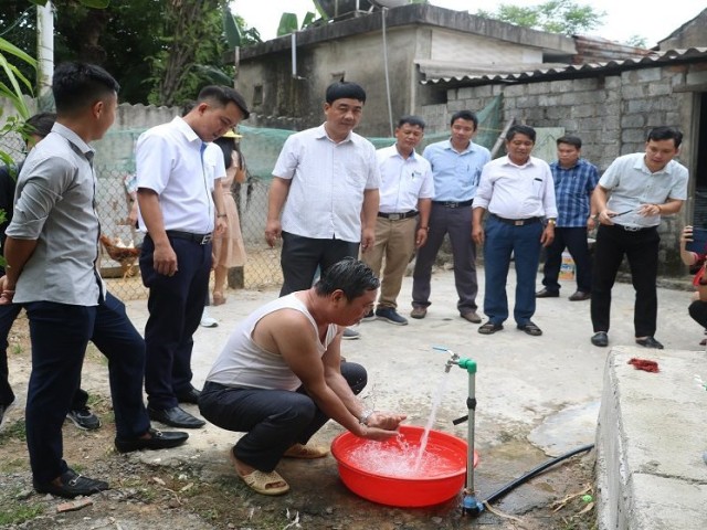 Hàng chục hộ dân ở thôn Tam Long, xã Quang Lộc, huyện Can Lộc (Hà Tĩnh) đang hết sức phấn khởi khi đón nước sạch về nhà sử dụng sau hàng chục năm phải sống chung với nguồn nước không đảm bảo.