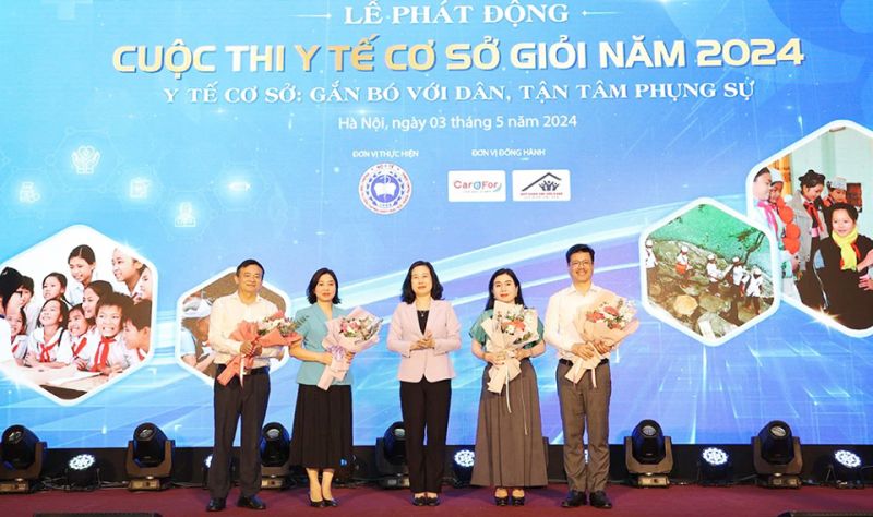 Bộ trưởng Bộ Y tế Đào Hồng Lan tặng hoa Ban Giám khảo cuộc thi.