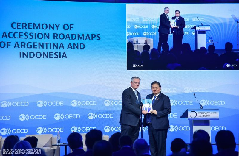 Tổng Thư ký Tổ chức Hợp tác và phát triển kinh tế (OECD) Mathias Cormann trao Lộ trình gia nhập OECD cho đại diện Indonesia. (Ảnh: Tuấn Anh)