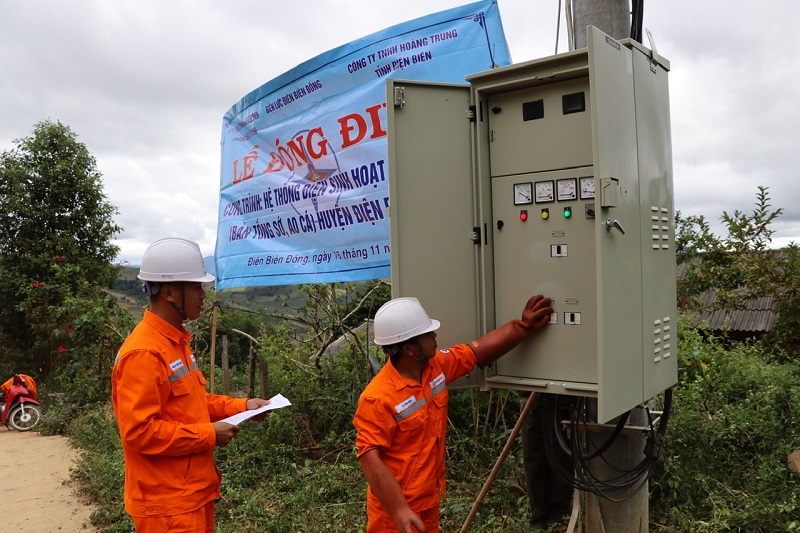 Công nhân Điện lực Điện Biên Đông thực hiện đóng điện trạm biến áp