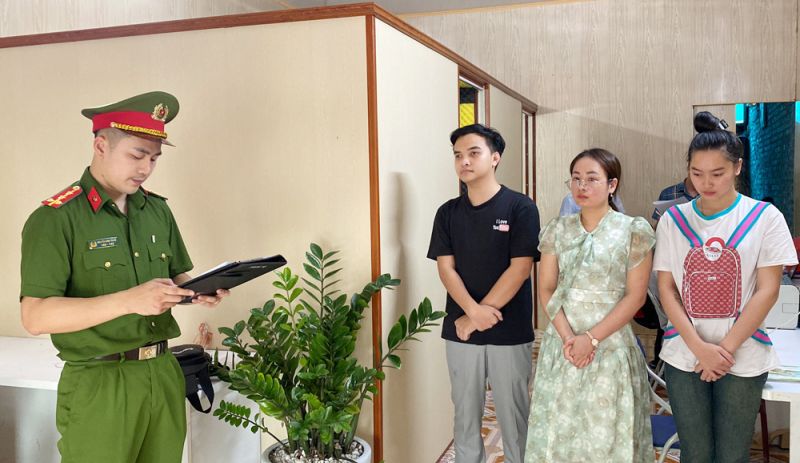 Cơ quan công an tiến hành khám xét khẩn cấp nơi ở của các đối tượng tại xã Quỳnh Trang, huyện Quỳnh Phụ (Thái Bình) có hành vi lừa đảo chiếm đoạt tài sản trên không gian mạng.