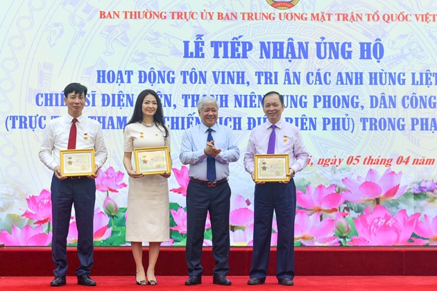 Thành viên Hội đồng Thành viên Agribank Phạm Đức Tuấn (thứ nhất từ trái sang) nhận Kỷ niệm chương 