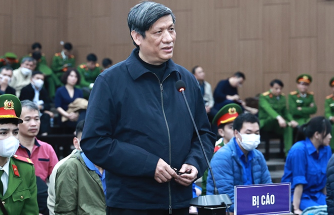 Cựu bộ trưởng y tế Nguyễn Thanh Long tại phiên sơ thẩm hồi tháng 1. Ảnh: Ngọc Thành