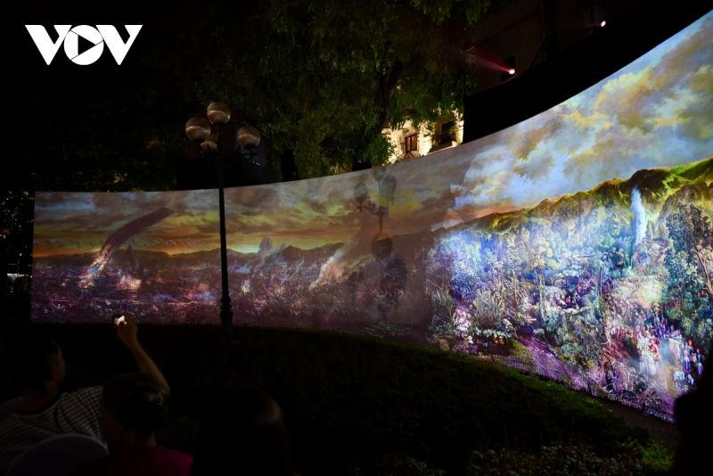Bức tranh 3D "Chiến dịch Điện Biên Phủ" thu hút hàng trăm người dân tham quan trong Lễ khai trương.