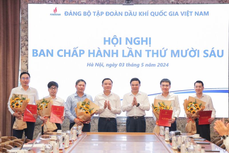 Đồng chí Lê Mạnh Hùng, Bí thư Đảng ủy, Chủ tịch HĐTV và đồng chí Lê Ngọc Sơn, Phó Bí thư Đảng ủy, Tổng Giám đốc trao quyết định cho các đồng chí tham gia Ban Chấp hành Đồng chí Lê Mạnh Hùng, Bí thư Đảng ủy, Chủ tịch HĐTV và đồng chí Lê Ngọc Sơn, Phó Bí thư Đảng ủy, Tổng Giám đốc trao quyết định cho các đồng chí tham gia Ban Chấp hành