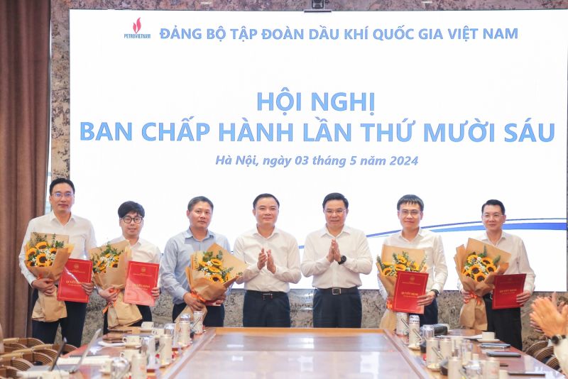 Đồng chí Lê Mạnh Hùng, Bí thư Đảng ủy, Chủ tịch HĐTV và đồng chí Lê Ngọc Sơn, Phó Bí thư Đảng ủy, Tổng Giám đốc trao quyết định cho các đồng chí tham gia Ban Chấp hành