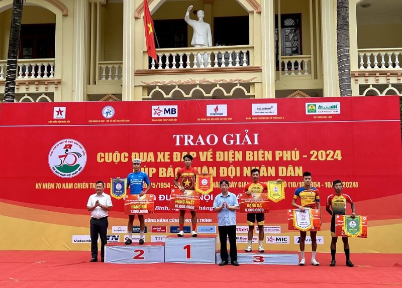 Đại diện Agribank, Phó Giám đốc Agribank Chi nhánh Hòa Bình Nguyễn Hữu Thắng trao giải cho các vận động viên tham gia Cuộc đua xe đạp 