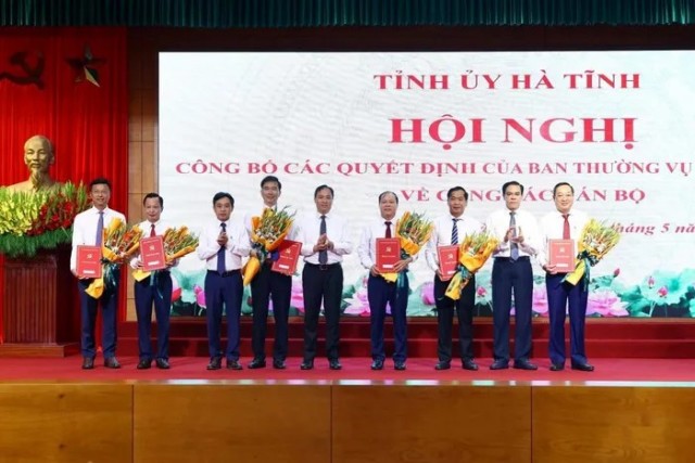 hường trực Tỉnh ủy Hà Tĩnh trao quyết định cho cán bộ được luân chuyển, điều động, bổ nhiệm.