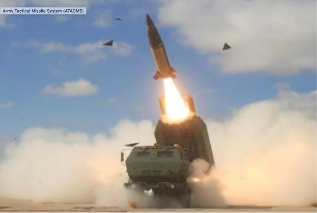 Gần đây, Mỹ đã cung cấp cho Ukraine các hệ thống tên lửa tầm xa ATACMS. (Nguồn: Defense Mirror)