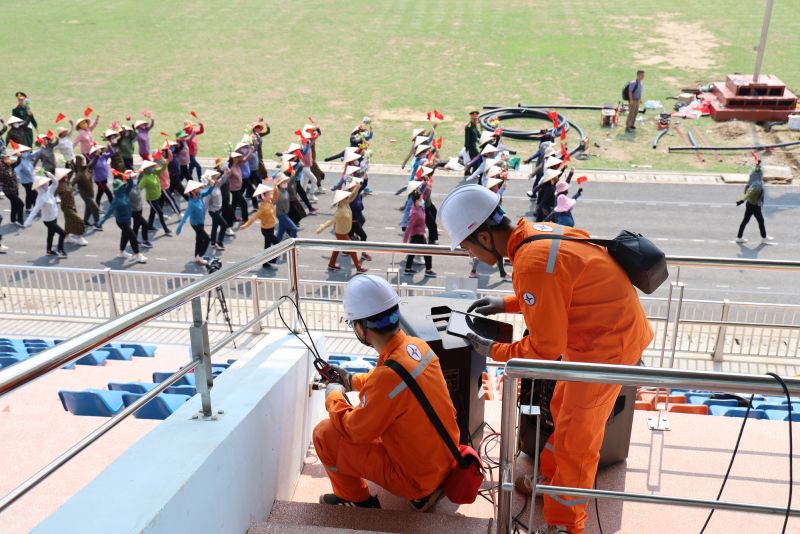 Công nhân Công ty Điện lực Điện Biên kiểm tra việc bảo đảm cấp điện tại Sân vận động tỉnh Điện Biên, nơi diễn ra những hoạt động quan trọng tại Lễ kỷ niệm 70 năm chiến thắng Điện Biên Phủ - Ảnh: VGP/Toàn Thắng