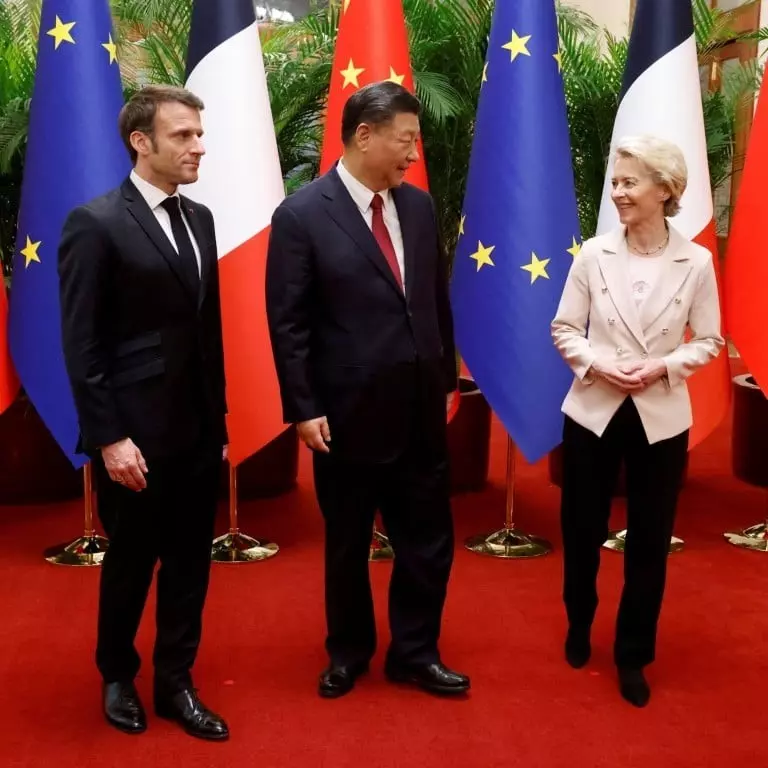 Ông Tập công du châu Âu, EU lo sợ bị lộ 'gót chân'? Trong ảnh, từ trái sang: Tổng thống Pháp Emmanuel Macron, Chủ tịch Trung Quốc Tập Cận Bình và Chủ tịch EC Ursula von de Leyen tại Bắc Kinh vào tháng 4/2023. Ba nhà lãnh đạo cũng sẽ gặp lại nhau ở Paris vào tuần tới. (Nguồn: Reuters)