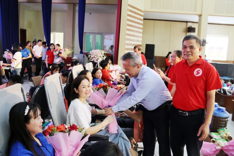 Các đồng chí lãnh đạo tặng hoa tình nguyện viên tham gia hiến máu.