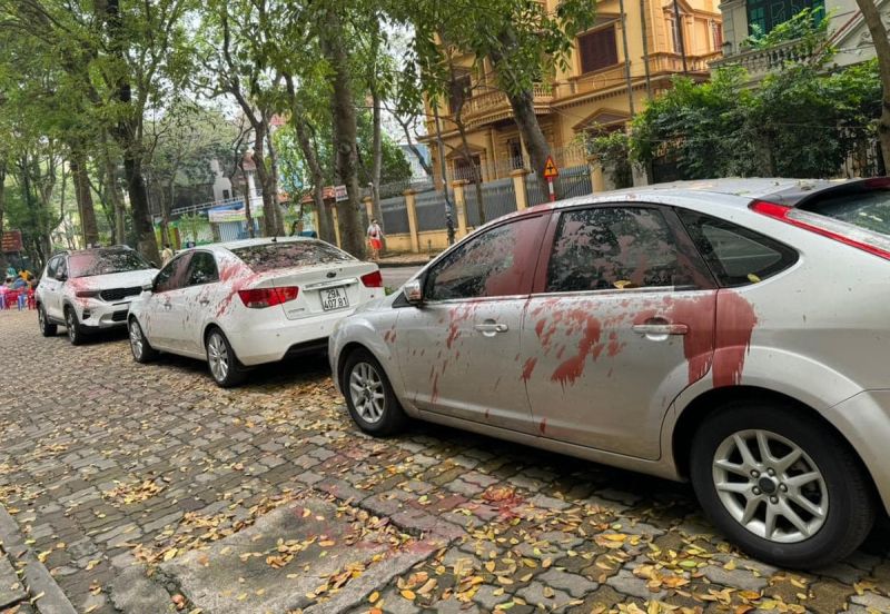 Một số xe bị tạt sơn ở khu đô thị Định Công, phường Định Công, quận Hoàng Mai, Hà Nội.