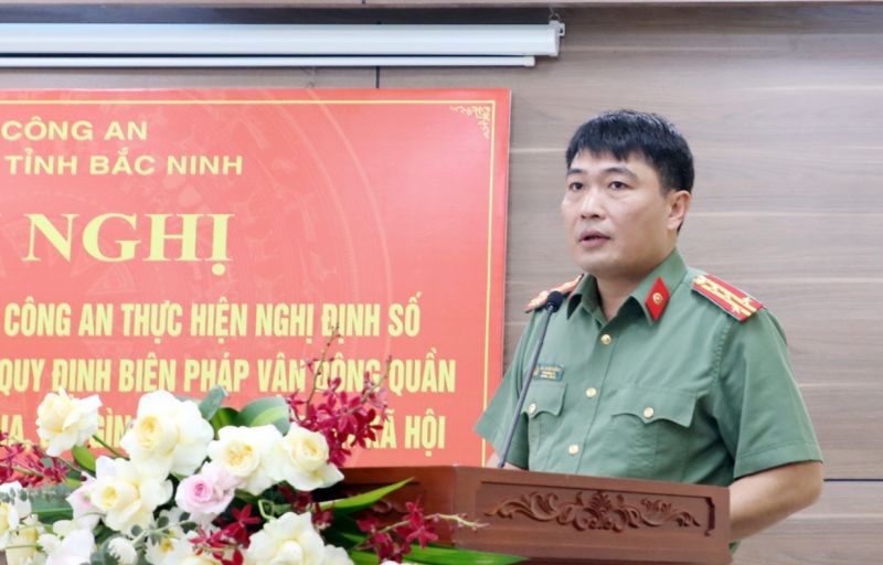 Đại tá Bùi Chiến Thắng, Phó Giám đốc Công an tỉnh phát biểu tại Hội nghị.