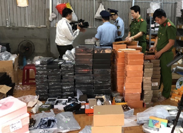 Lực lượng chức năng đang kiểm tra hàng hóa. Ảnh: Thu Hiền.