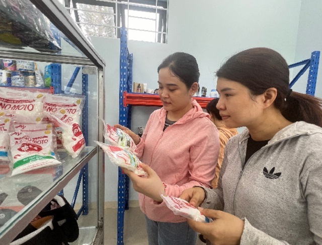 Người dân Phú Yên tham quan Phòng trưng bày hàng thật- hàng giả. Ảnh: Tr.Huỳnh Người dân Phú Yên tham quan Phòng trưng bày hàng thật- hàng giả. Ảnh: Tr.Huỳnh