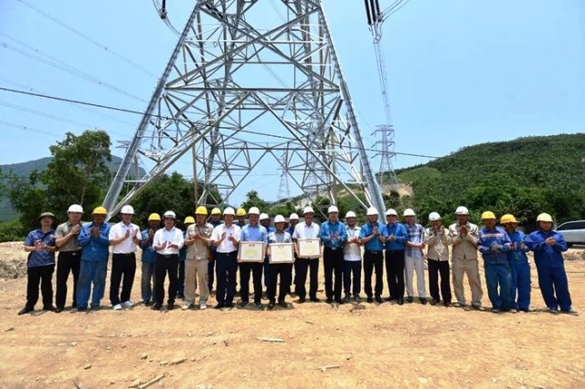 ãnh đạo Công đoàn Điện lực Việt Nam, Công đoàn EVNNPT cung các đơn vị tham gia thi công 6 khoảng néo đầu tiên của Dự án đường dây 500kV mạch 3 hoàn thành dựng cột, kéo dây.