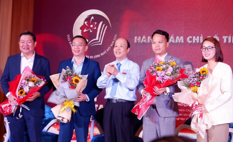 Chủ tịch Viện Chính sách, Pháp luật và Quản lý, Tổng Biên tập Tạp chí Việt Nam hội nhập Đoàn Mạnh Phương tặng hoa chúc mừng các diễn giả tham dự Tọa đàm