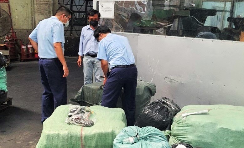 Lực lượng Quản lý thị trường TP. Hồ Chí Minh kiểm tra hàng hóa vi phạm