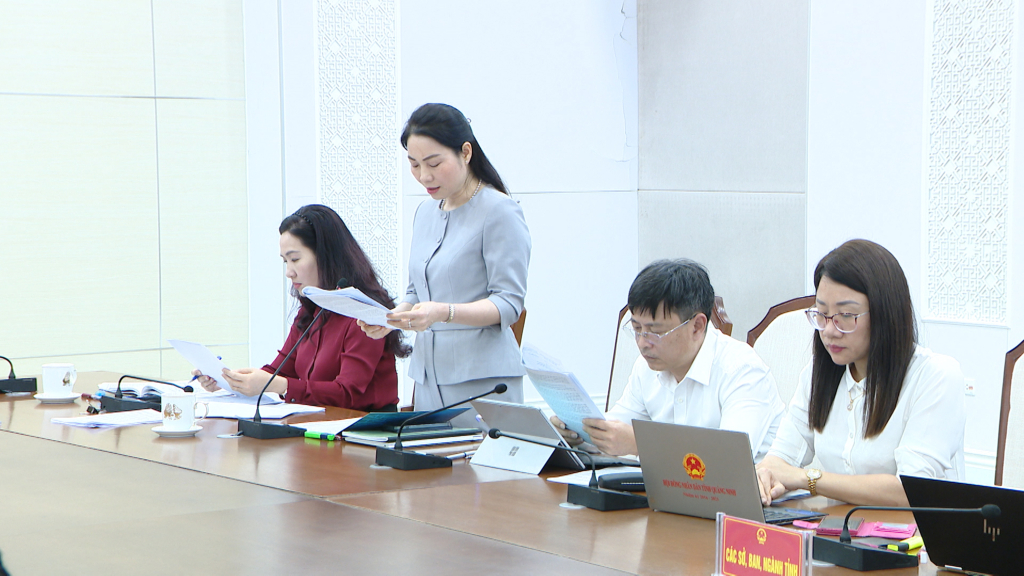 Giám đốc Sở Giáo dục và Đào tạo tỉnh Quảng Ninh báo cáo về thực trạng, giải pháp nâng cao chất lượng giáo dục của trường phổ thông tư thục có cấp THPT trên địa bàn tỉnh.