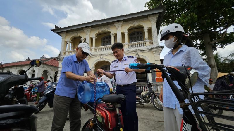 Cán bộ chiến sĩ BTL Vùng Cảnh sát biển 3 giúp nhân dân đưa nước về nhà