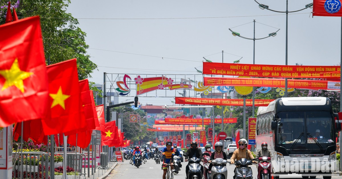 [Ảnh] Đường phố Điện Biên Phủ rợp bóng cờ hoa trước thềm đại lễ 7/5