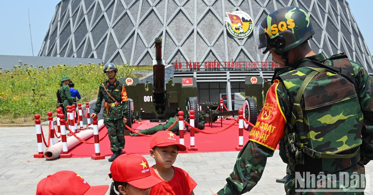 [Ảnh] Du khách nườm nượp đổ về Điện Biên dịp kỷ niệm 70 năm Chiến thắng Điện Biên Phủ