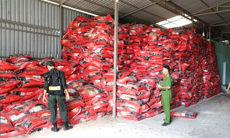 Bình Thuận: Tạm giữ 100 tấn phân hữu cơ không rõ nguồn gốc