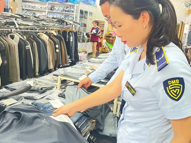 Lực lượng QLTT phát hiện tại cơ sở kinh doanh này có bày bán hàng hóa thời trang có dấu hiệu giả mạo nhãn hiệu.