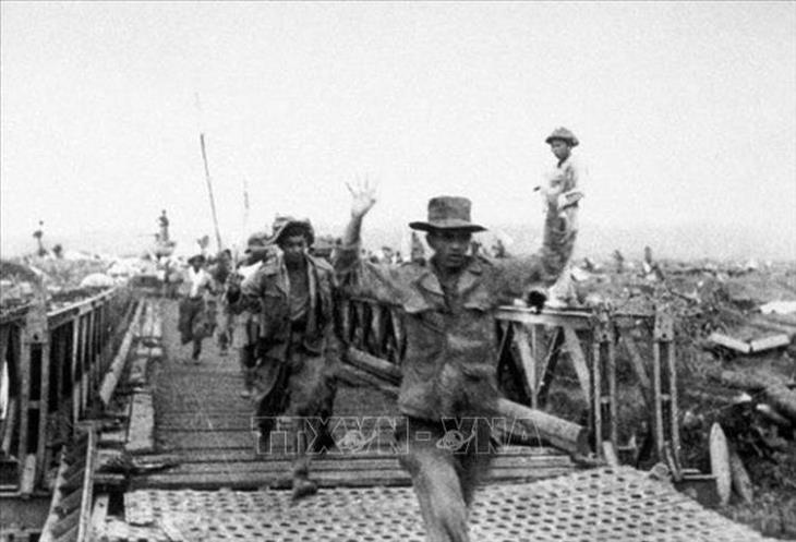 Lính Pháp đầu hàng tại chiến trường Điện Biên Phủ. Ảnh TTXVN
