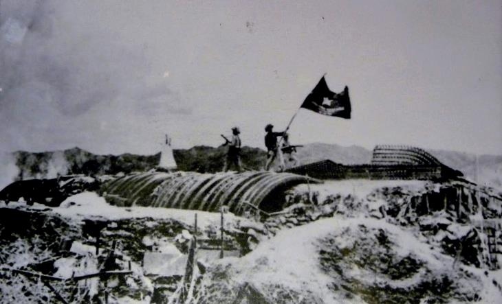 Lá cờ "Quyết chiến - Quyết thắng" của Quân đội ta tung bay trên nóc hầm tướng De Castries, đánh dấu sự toàn thắng của Chiến dịch Điện Biên Phủ. Ảnh tư liệu